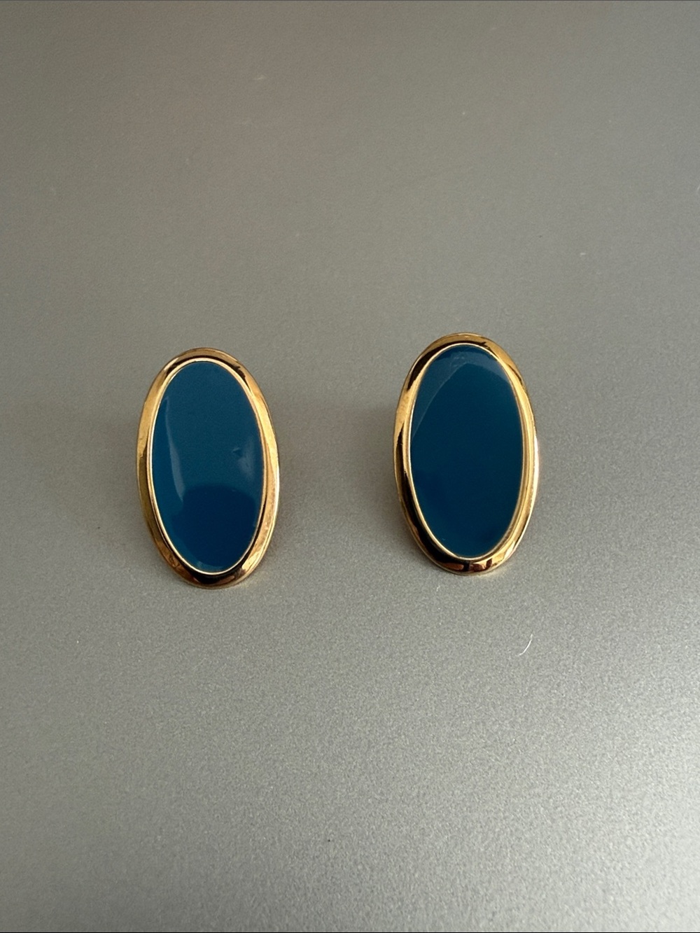 Vintage Pat-2733491Gold-Tone Oval Navy Blue Resin Clip Earrings